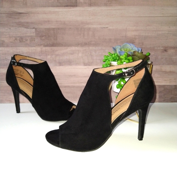 Christian Siriano Ivy Hooded Peep Toe Black Pumps - Picture 5 of 11